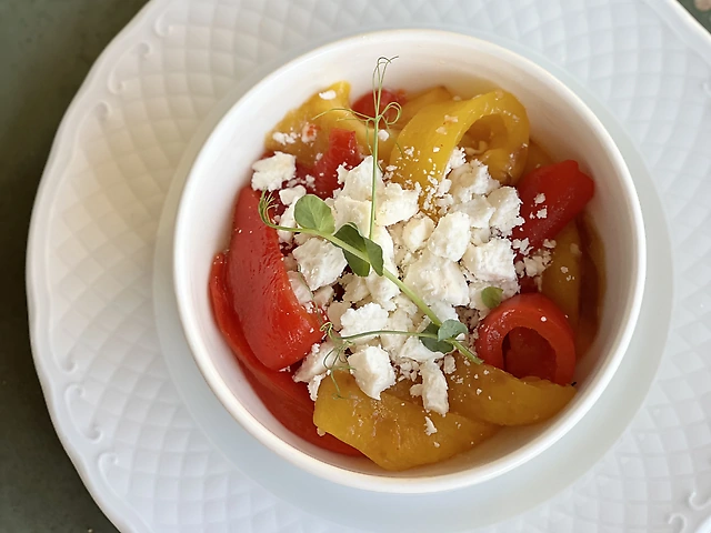 Перець маринований з овечою бринзою