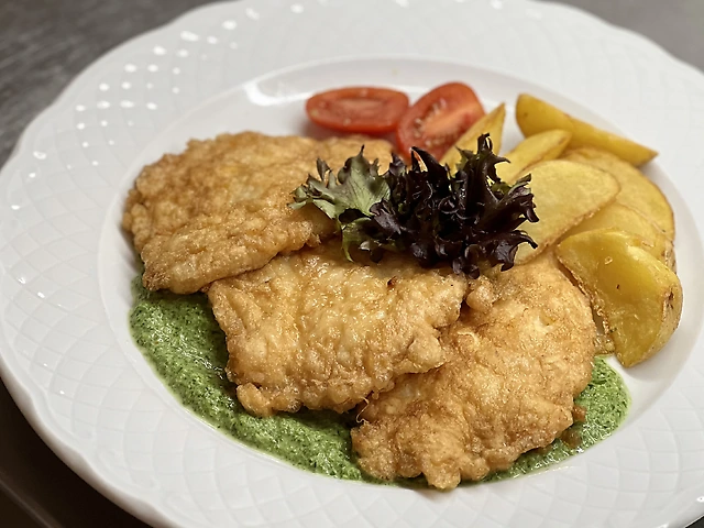 Куряча відбивна з картопляними скибочками та шпинатним соусом