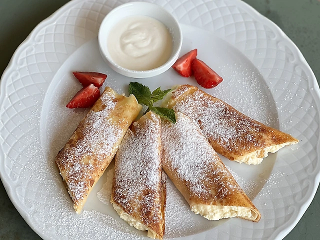 Млинці з творогом та родзинками зі сметаною