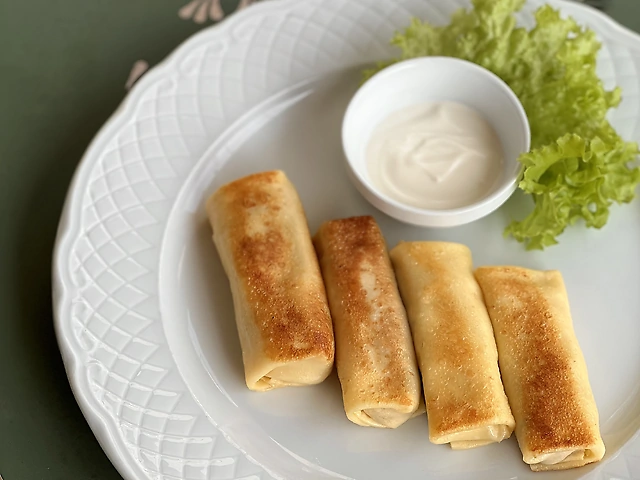 Млинці з м'ясом та сметаною