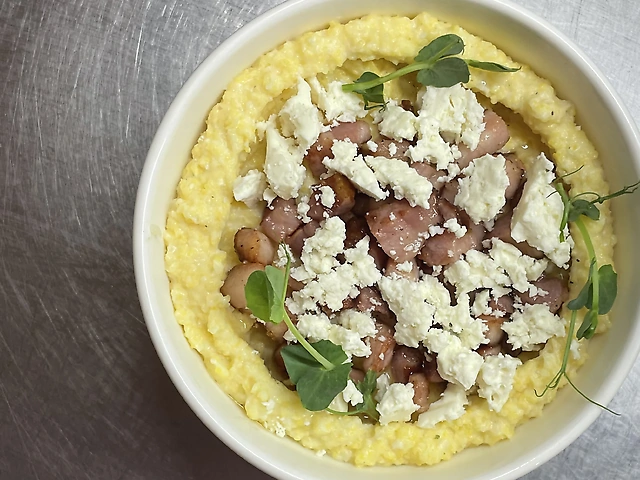 Кукурудзяна каша з шкварками та овечою бринзою