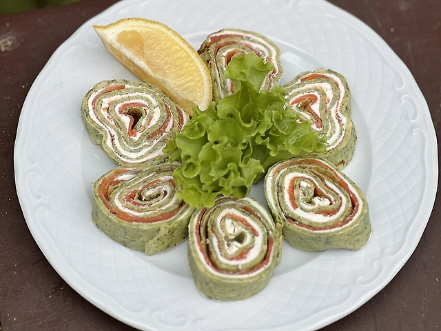 Шпинатні млинці з малосольним лососем та крем-сиром