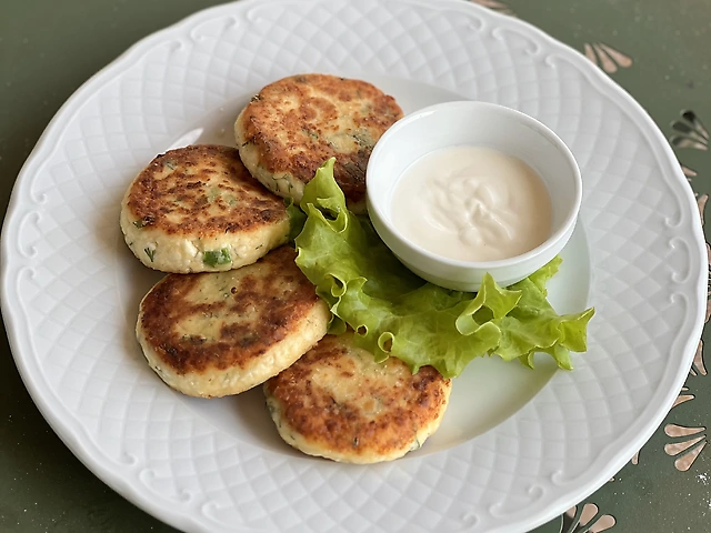 Сирники солоні з зеленню та сметаною