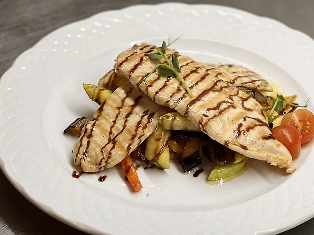 Стейк з курячої грудки на овочевій подушці