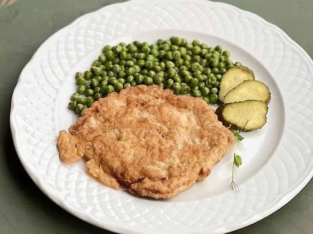 Велика куряча відбивна з зеленим горошком