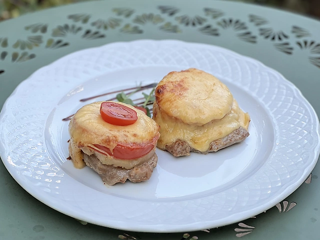 Медальони по-східному з ананасом, помідором та сиром