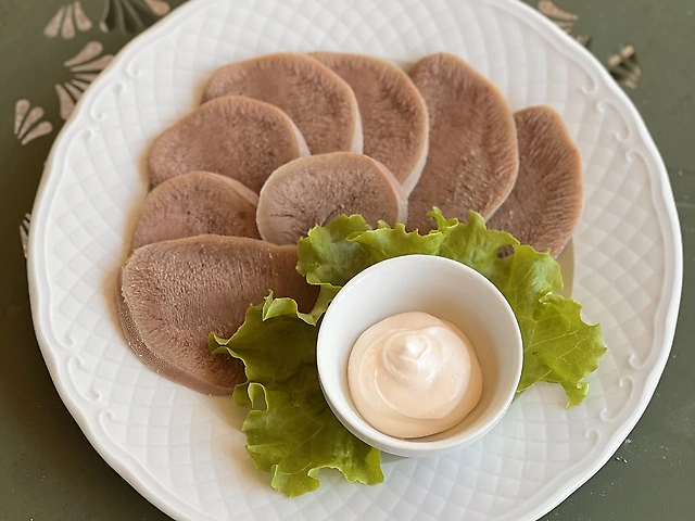 Язик телячий з майонезом