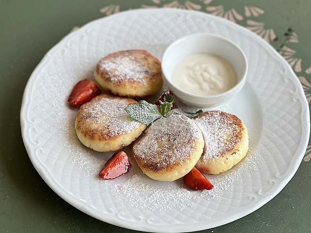 Сирники солодкі з родзинками зі сметаною