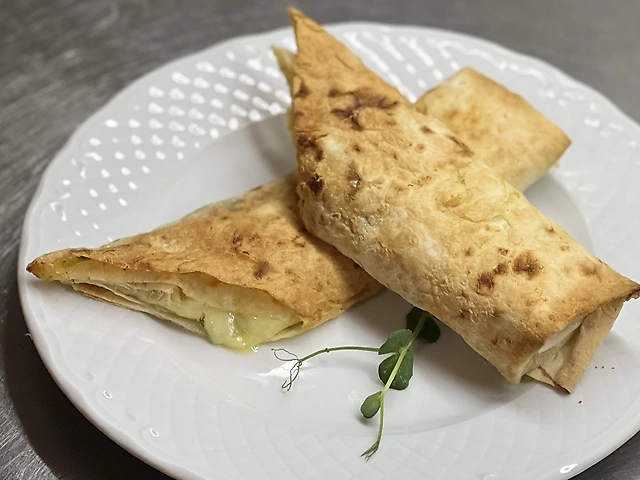 Лаваш з сулугуні та зеленю