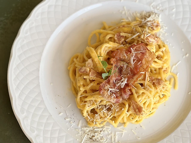Спагетті а-ля карбонара з яєчним соусом, підчеревком та пармезаном