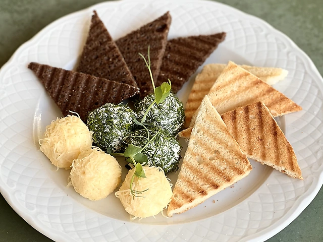 Оригінальна закуска з двох видів сиру