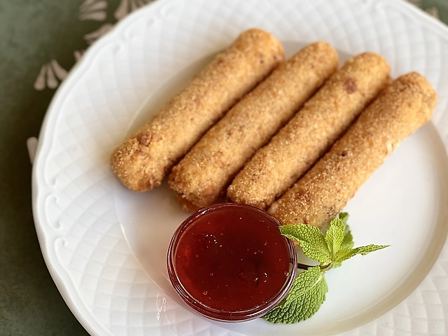 Сирні палички у паніровці з полуничним джемом або соусом тар-тар