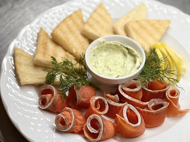 Малосольний лосось з тостиками та зеленим вершковим маслом