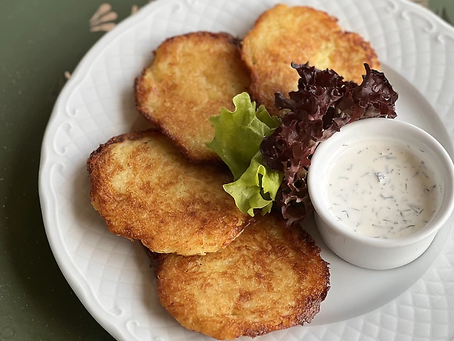 Картопляні деруни з соусом