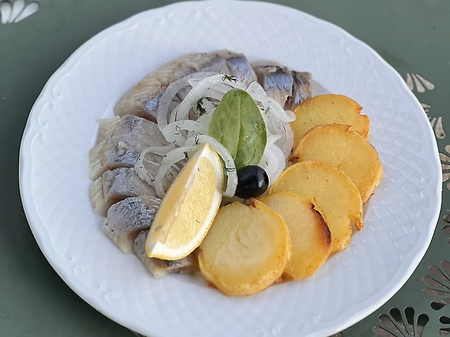 Оселедець малосольний з цибулею та картоплею