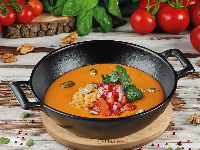 Крем-суп із сочевиці з в'яленими томатами та кінзою