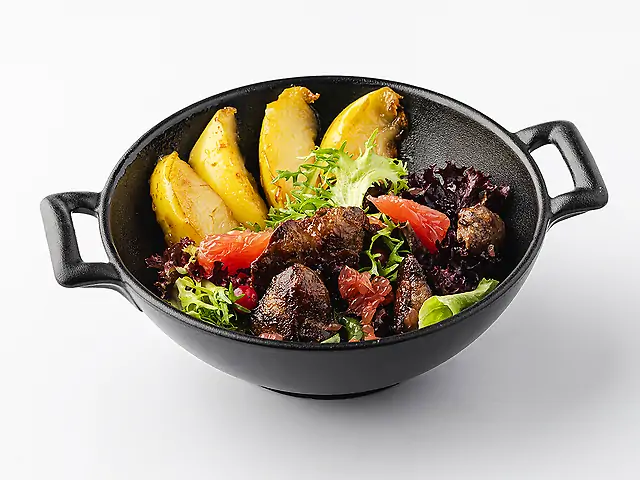 Теплий салат з курячою печінкою та карамелізованим яблуком