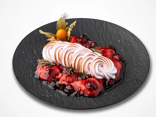 Равіолі з вишнею у вишневому конфітюі, з обпаленою вишневою меренгою