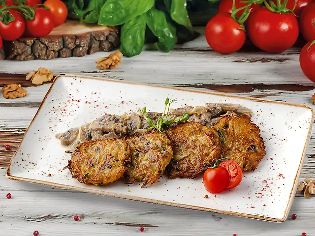 Хашбраун картопляний з обсмаженими печерицями, цибулею та грибним соусом