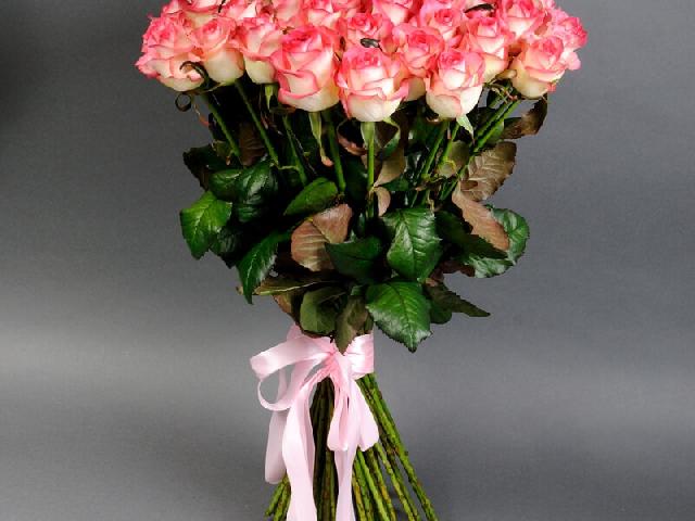 Букет бело-розовых роз UA 50 см
