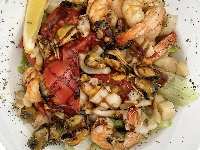 Теплий салат з морепродуктами