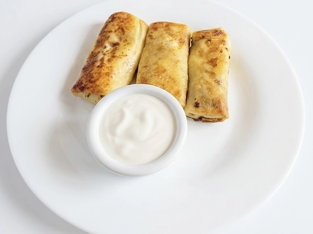 Млинці з куркою та грибами + сметана 25г
