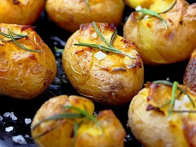 Картопля на мангалі