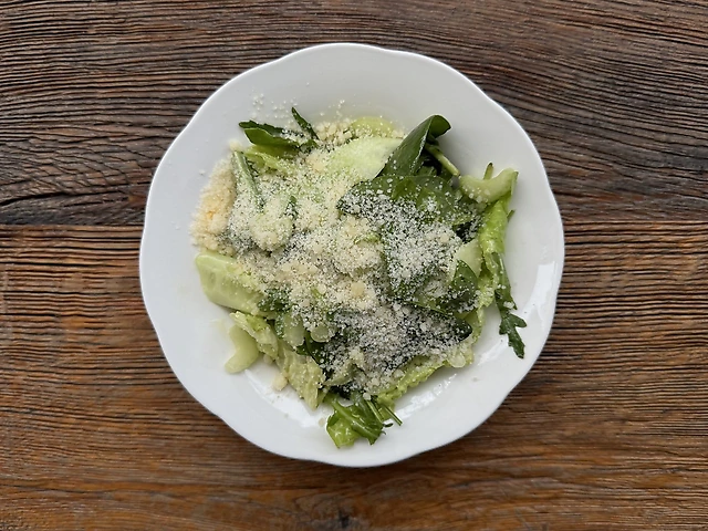 Легкий зелений салат з пармезаном