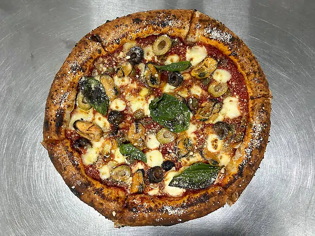 Піца з анчоусами, мідіями та оливками 30 см