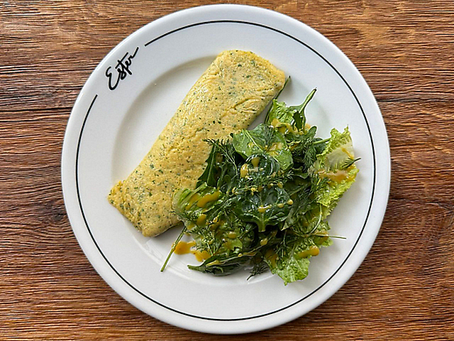 Омлет з зеленим салатом