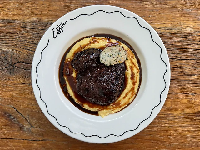 Томлені телячі щічки з полентою