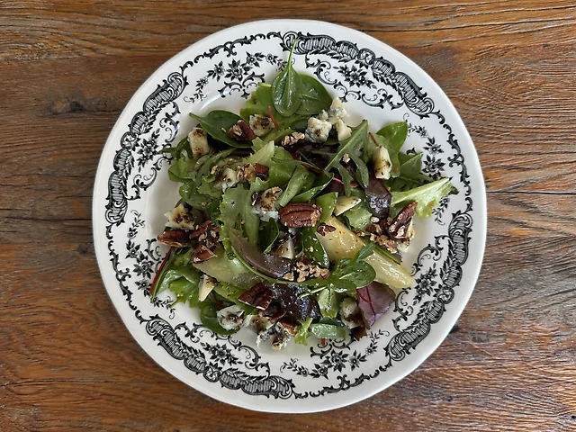 Салат із грушею та гогонзолою