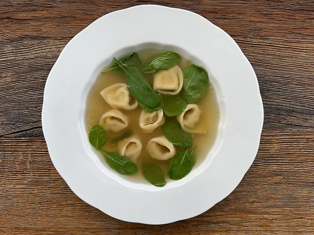 Курячий бульйон з равіоліні