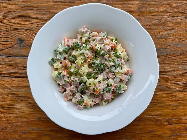 Олівʼє з вареною ковбаскою