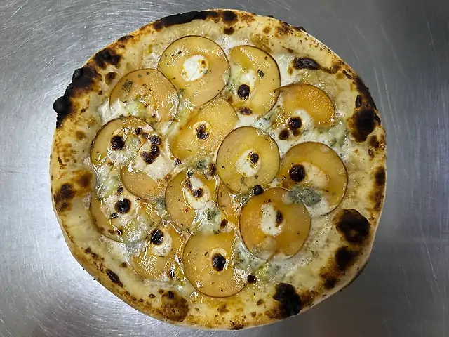 Піца з грушою та горгонзолою