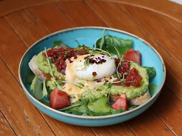 Тост з авокадо під соусом голлондез