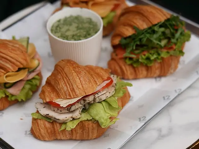 Комбо солоний круасан + курячий бульйон: Солоний круасан + бульйон