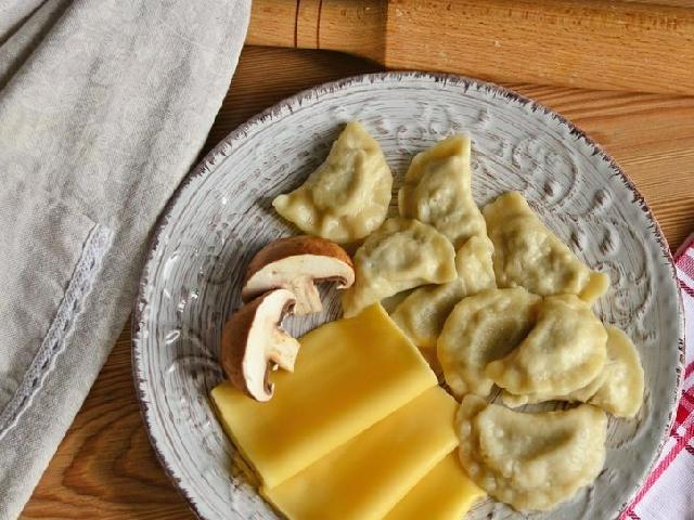 Вареники з голландським сиром та грибами
