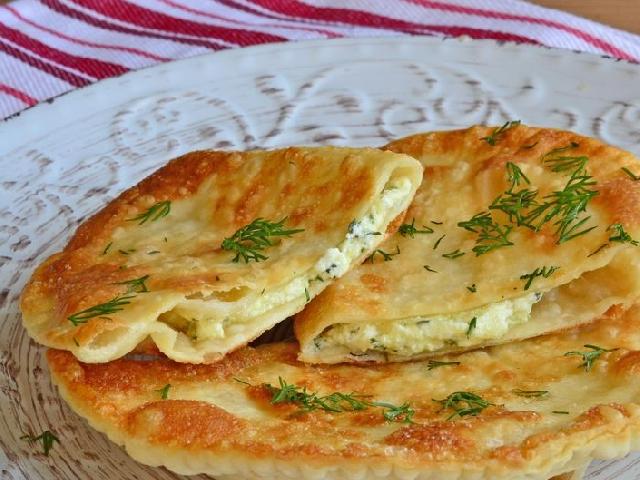 Чебуреки з сиром та зеленю
