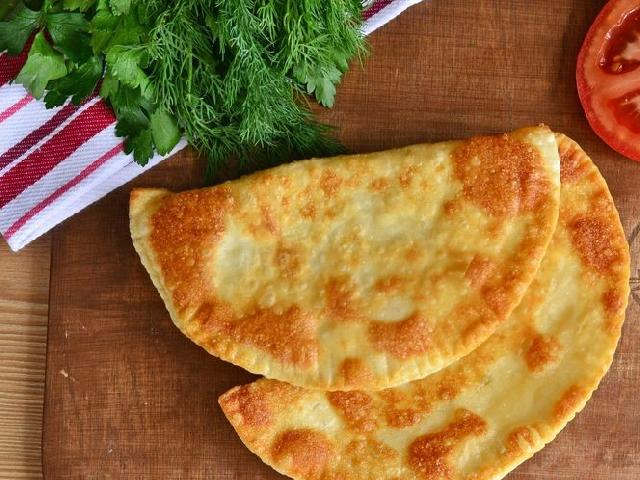Чебуреки зі свининою з сиром та помідорами