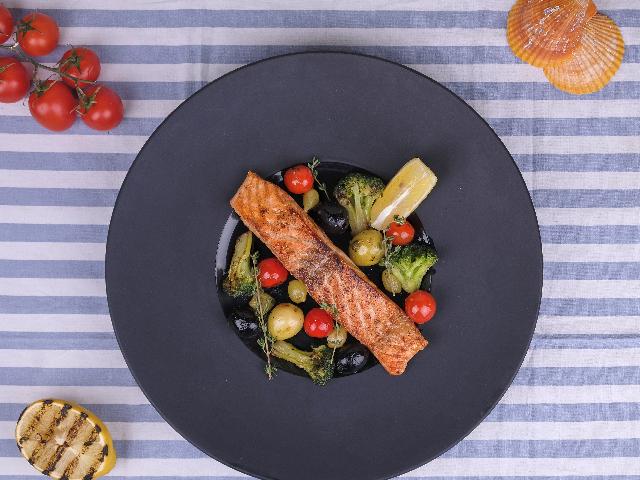 Филе лосося с овощами в винном соусе