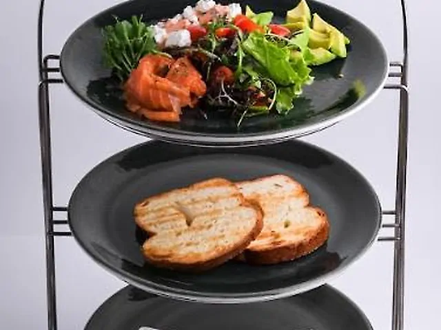 Бріош з лососем та авокадо