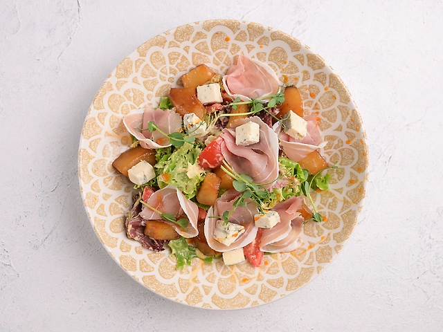 Салат з карамелізованою грушею та прошуто