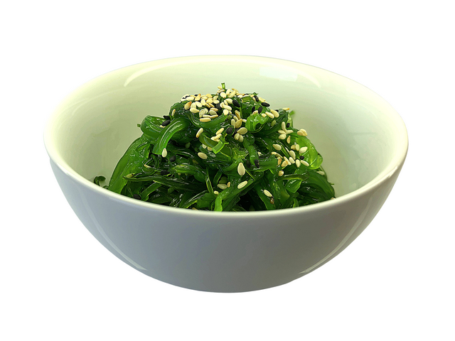 Салат Чука з горіховим соусом