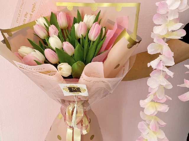 19 бело-розовых тюльпанов