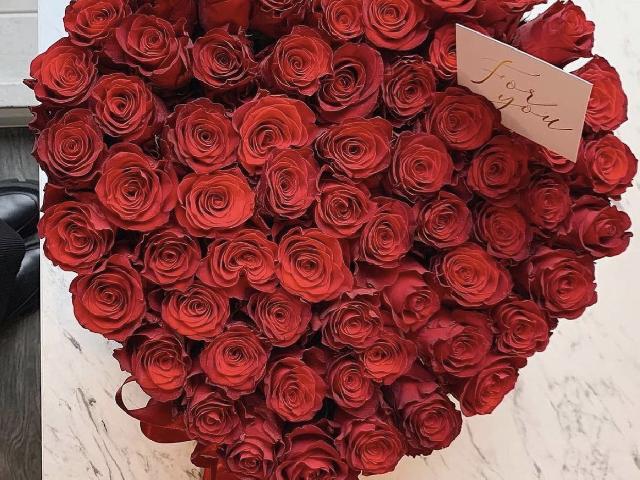 Букет из красных роз в форме сердца