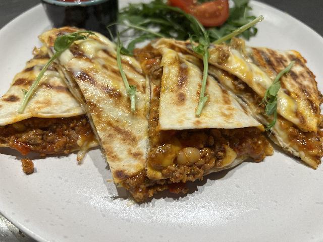 Кесадилья Чили Кон Карне с острым фаршем, фасолью и кукурузой