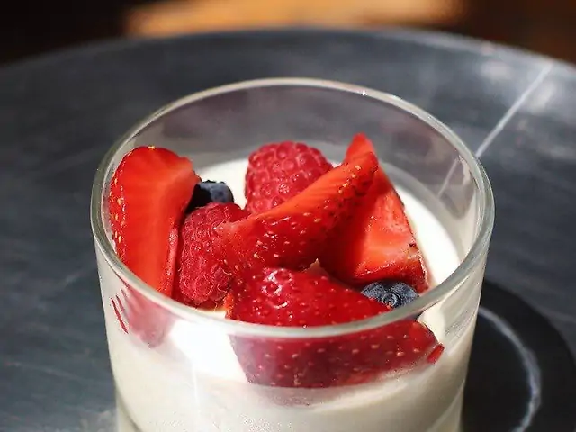 Пана-котта з ягодами