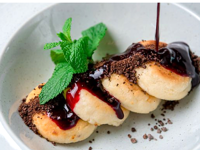 Сирники зі сметаною та ягідним соусом