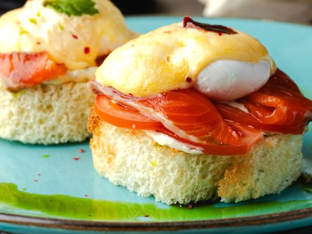 Яйця Бенедикт зі слабосолоним лососем